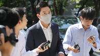 '상장 뒷돈' 빗썸 이상준·골퍼 출신 안성현 구속영장 기각