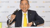 윤종규 KB금융 회장, 9년 임기 끝…“리딩금융 보람, 글로벌 순위는 아쉬워”