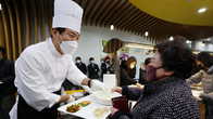 오세훈 서울시장, 신년 맞아 직원들에게 떡국 배식