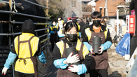 동서식품 '따뜻한 겨울 만들기' 임직원 연탄 배달 봉사