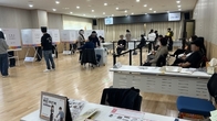 [포토뉴스] 총선 사전투표 첫날 투표율 15.61%...'손 떨리는 소중한 한표‘