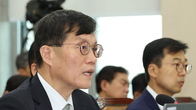 이창용 한은 총재, 금리인하 가능성에 신중…