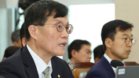 이창용 한은 총재, 금리인하 가능성에 신중…