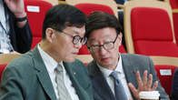 금리동결 비판에…이창용 “부동산·가계부채 악순환 경각심 필요”