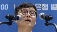 드디어 물가상승률 2%…이창용 “기준금리 인하 고려할 시기”