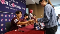 키움증권, 고객 초청 키움히어로즈 프로야구 선수들과 사인회 진행