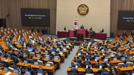 [속보] 국회, 비상계엄 해제 요구 결의안 가결…제적 의원 190명 가운데 찬성 190표