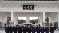 서울지방국세청 서울현충원 참배 ‘국민 행복 세정 펼치겠다’