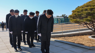 [동정] 김용식 부산세관장, 중앙공원 충혼탑 참배