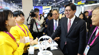 박형준 부산시장, CES 2025서 부산 기업 투자 유치 지원