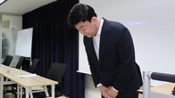 백종원, 첫 주총서 고개 숙여 사과…
