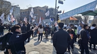 [포토뉴스] 탄핵 선고 앞둔 광화문…질서 속 ‘탄찬파’, 긴박한 ‘탄반파’
