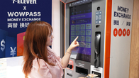 세븐일레븐, 외국인 대상 무인 환전 서비스…연내 50개점 확대
