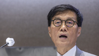 한은, 기준금리 또 동결…‘불안한 부동산·저성장’ 사이 신중모드