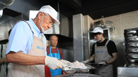 한경협, 추석 맞아 무료급식 봉사…SPC그룹서 빵 1천개 제공