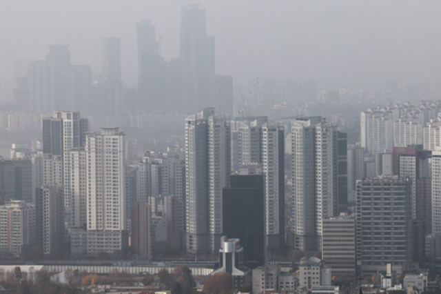 [이슈체크] 10·15 대책 이후 서울 아파트 '양극화'…토허제, 신고가만 키웠다