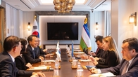 진옥동 신한금융 회장, 우즈베키스탄 사절단 만나 금융협력 논의