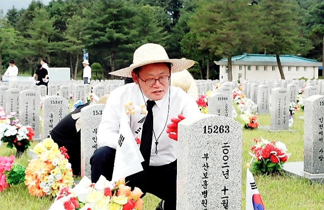 이경열 대전국세청장, 대전 현충원 참배 및 묘역 봉사활동
