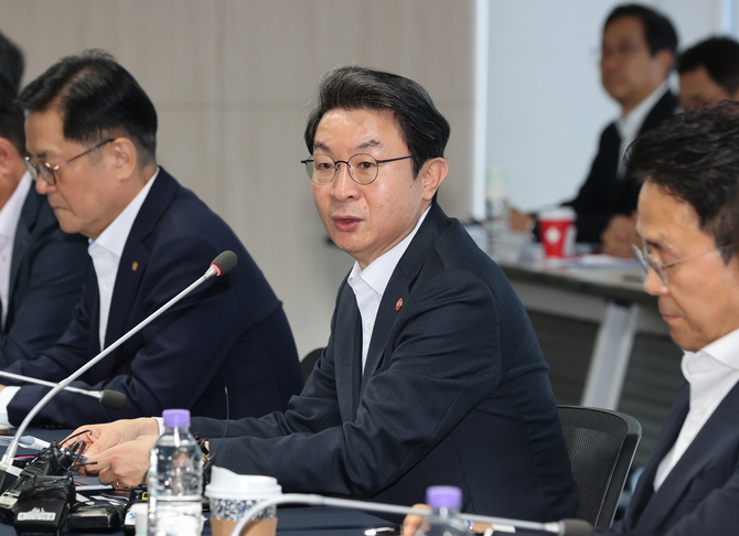 “소비자 설명 충분히”...이억원 금융위원장, 사망보험금 유동화 첫날 현장행보