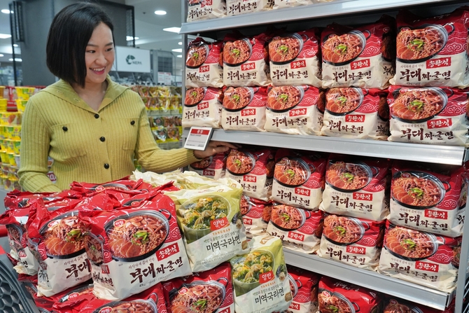 롯데마트, '외국인 고객 겨냥' 하림 송탄식 부대짜글면 출시