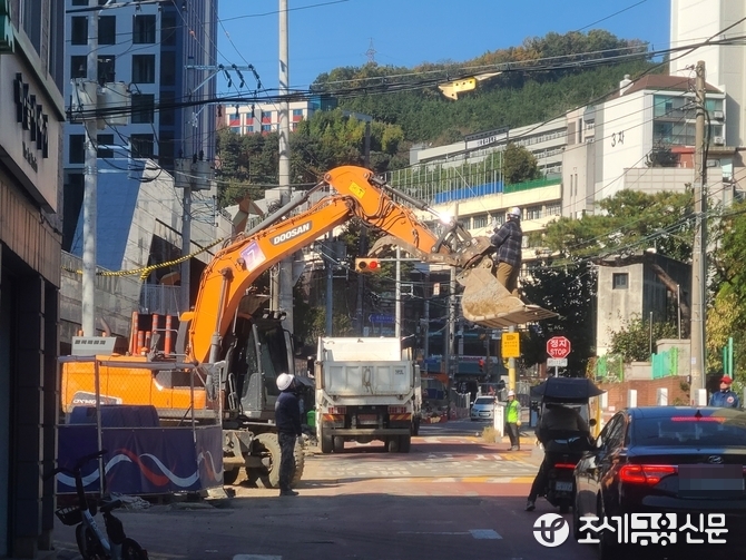 새절역 두산위브트레지움 현장 인근, 포크레인 버킷 위 ‘죽음의 곡예’