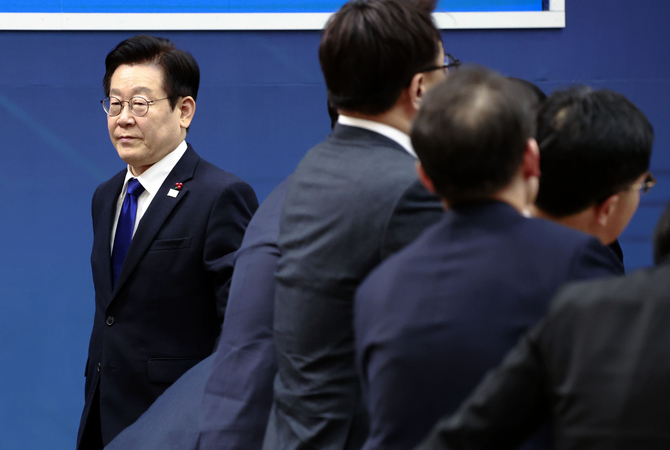 이재명 대통령, 국세청 찾아 현장 직원 격려…체납관리단 현황 점검